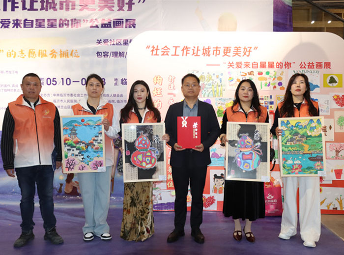 “关爱来自星星的你”公益画展
