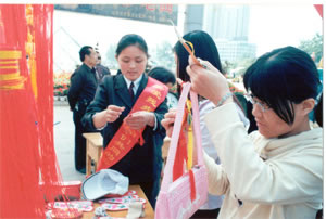 纷纷前来