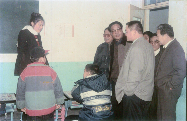 学校领导朱凤玲.jpg